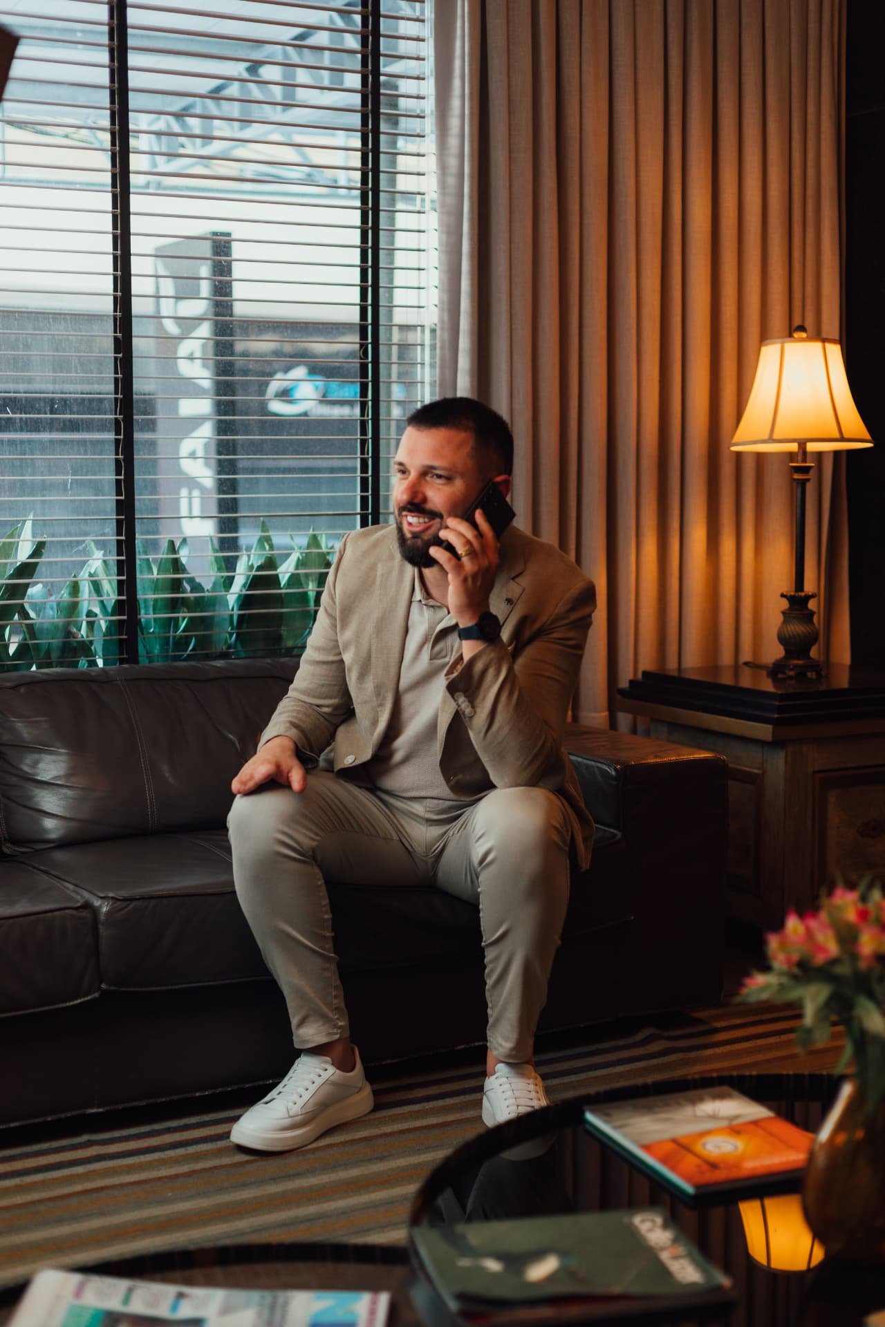 Alexandre Welsbacher em conversa ao telefone em ambiente de escritório